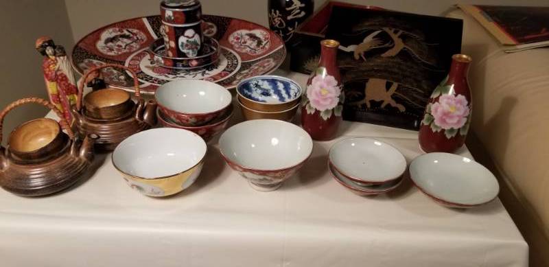 lot 121 image: Collection of Imari Red and Lacquered Japanese Serving Pieces