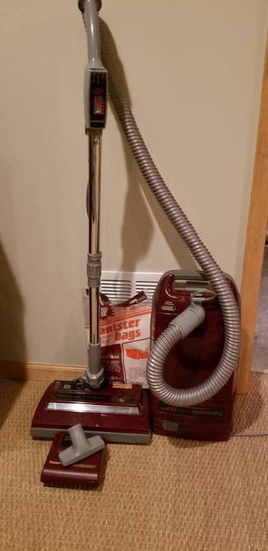 lot 33 image: Panasonic Canister Vacuum