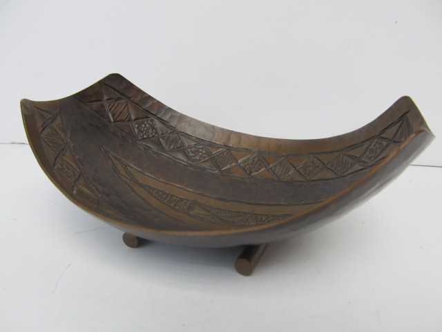 lot 28 image: NICE Vintage Hand Hammered Copper Bowl