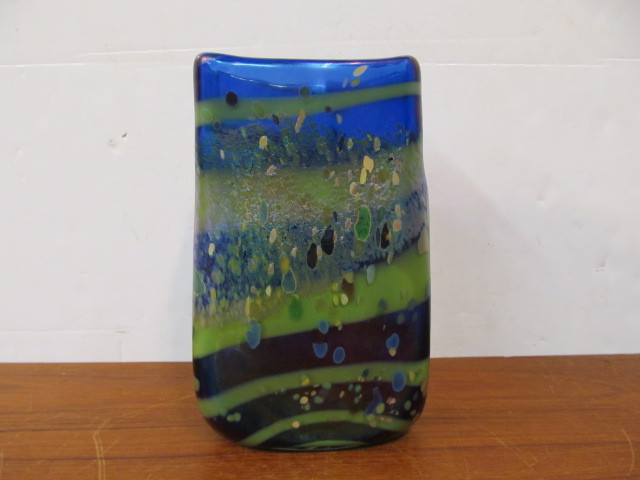 lot 51 image: Hand Made Signed Art Glass Vase by Steve Palmer