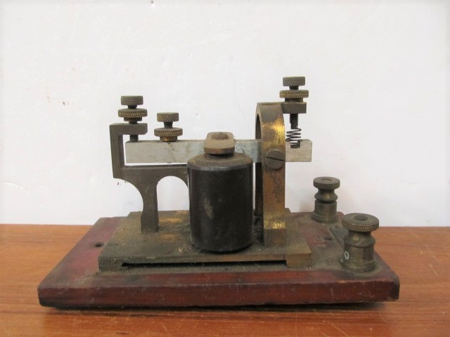 lot 91 image: Antique WESTERN ELECTRIC Telegraph Key