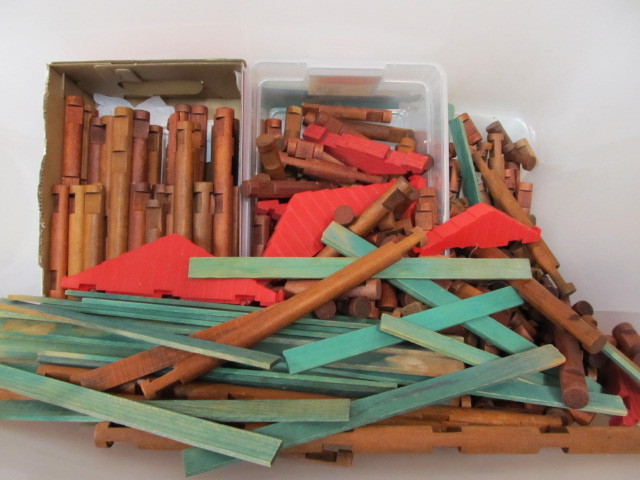 lot 113 image: Approx 15lbs of Vintage Lincoln Logs