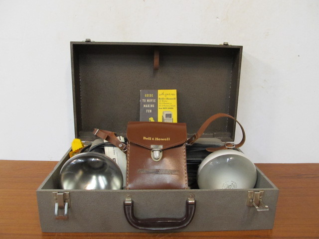lot 70 image: Vintage Bell Howell One-Nine Movie Camera wCase & Lighting Setup