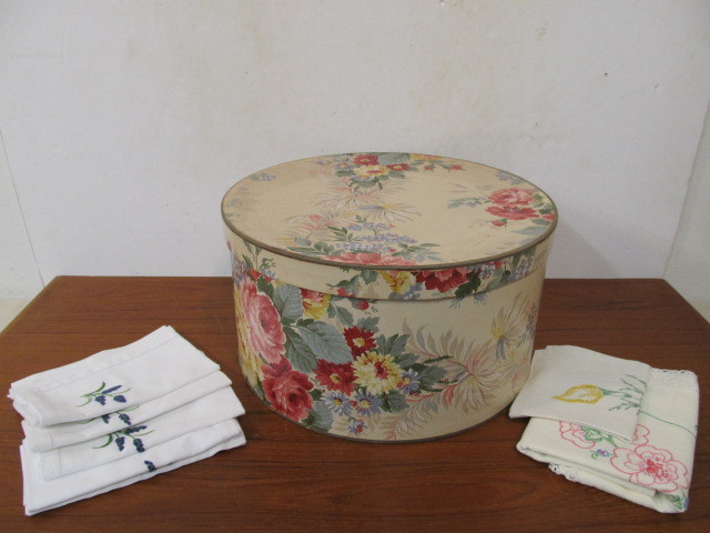 lot 82 image: Nice Vintage STOR-AID Ladies Hat Box wLinens