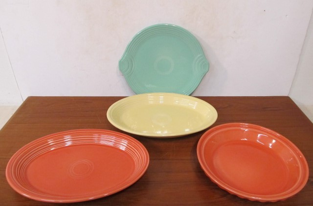 lot 87 image: Group of Fiesta Ware Serving Pieces