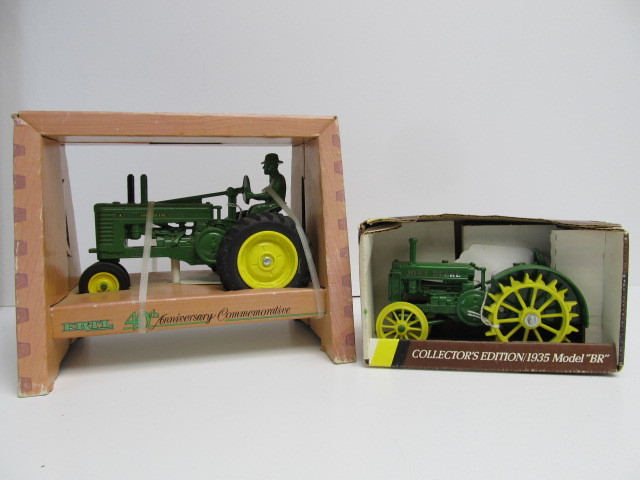lot 139 image: 2 Vintage JOHN DEERE Diecast Tractors
