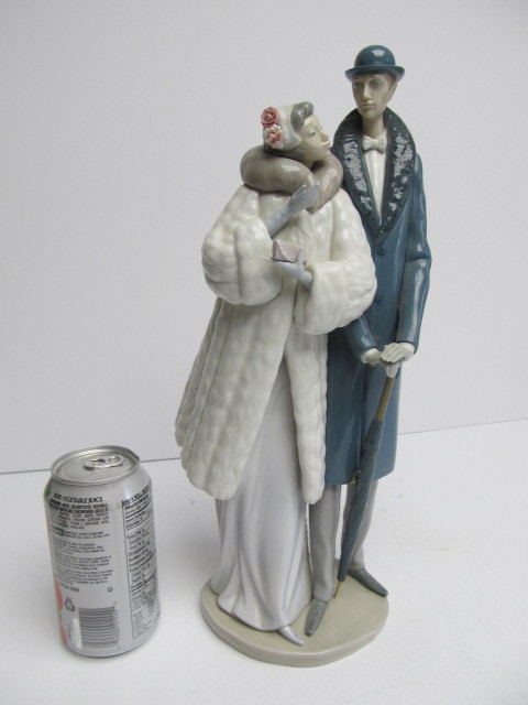 lot 62 image: Large 14.5 LLADRO Couple with Umbrella 