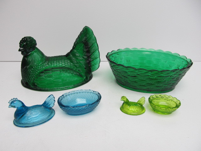 lot 66 image: Vintage Colored Glass Nesting Chicken Dishes