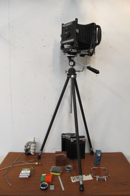 lot 206 image: Nice Old Vintage Goerz Compur Camera wTripod & Many accessories