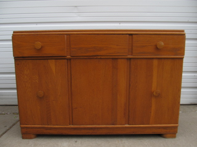lot 226 image: Vintage Mid Century Solid Oak SideboardBuffet