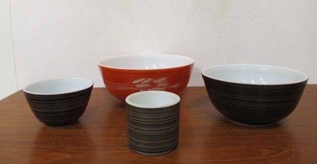 lot 229 image: Group of Vintage PYREX Bowls