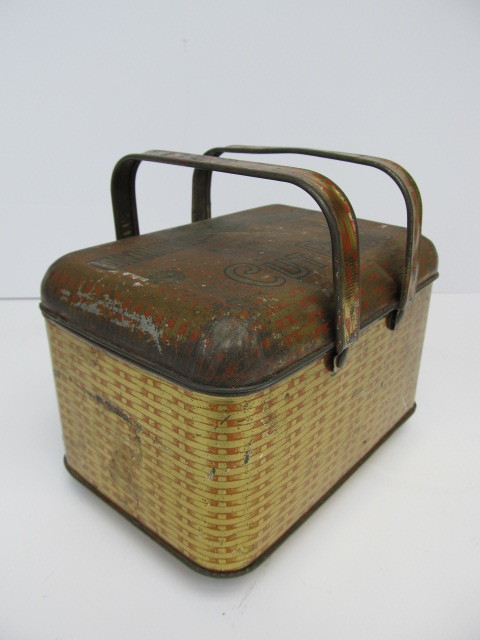 lot 260 image: Antique UNION LEADER Cut Plug Tobacco Tin