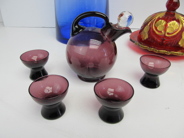 lot 261 image: Colorful Group of Vintage Glassware