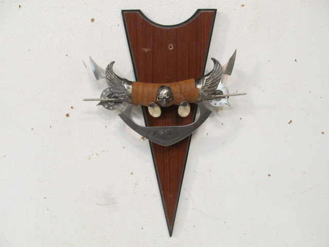 lot 245 image: Skull Handled Fantasy Edge Weapon