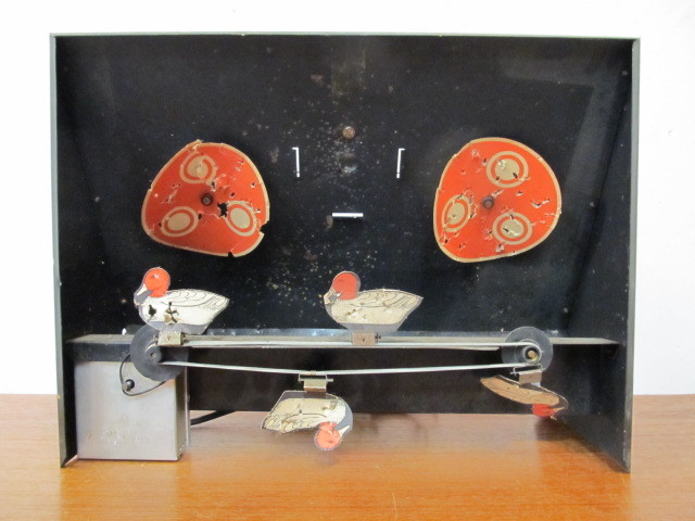 lot 246 image: Old Vintage MARKSMAN Motorized BB Gun Shooting Gallery