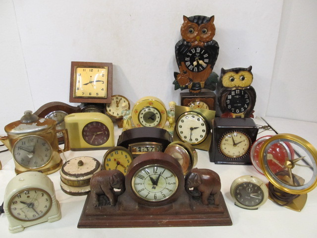 lot 249 image: LARGE Lot of Vintage Mid Century Desk Clocks