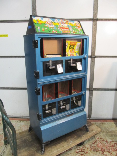 lot 5 image: Vintage Victor SELECTORAMA Candy etc Vending Machine