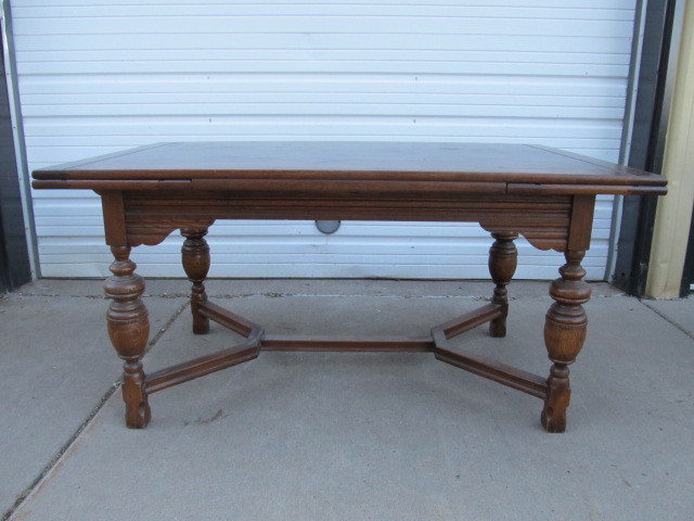 lot 231 image: Very Nice Antique Oak Dining Table wTuck-Under Leaves