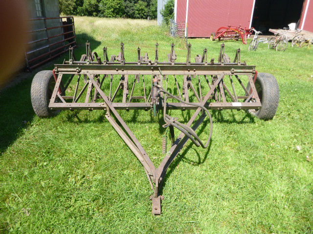 lot 20 image: John Deere Field Digger