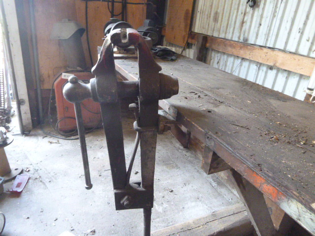lot 41 image: Vintage Large Leg Vise