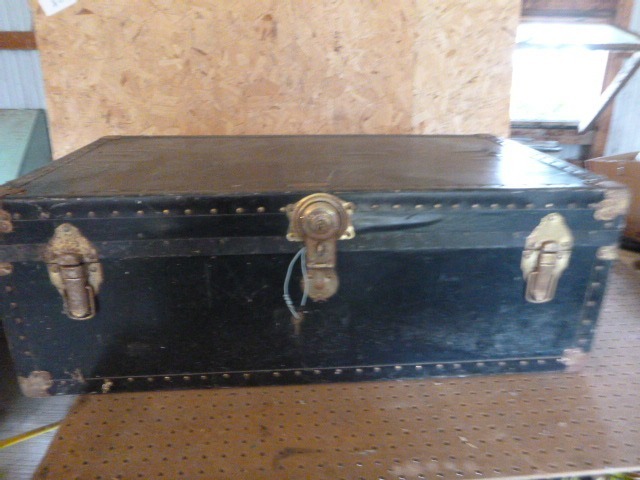 lot 133 image: Vintage Metal Trunk