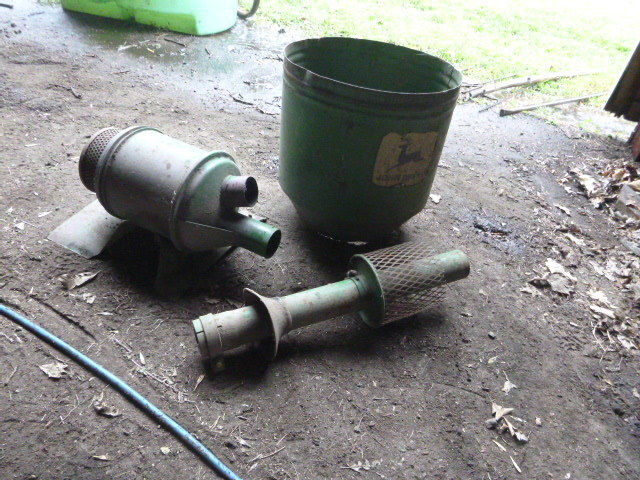lot 175 image: John Deere Items