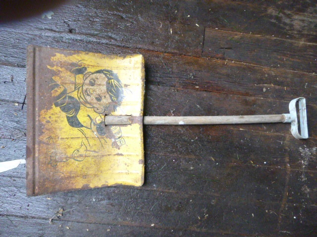 lot 195 image: Vintage Childs Snow Shovel