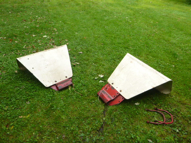 lot 202 image: 2 Farmall Tractor Fenders (International 1206)
