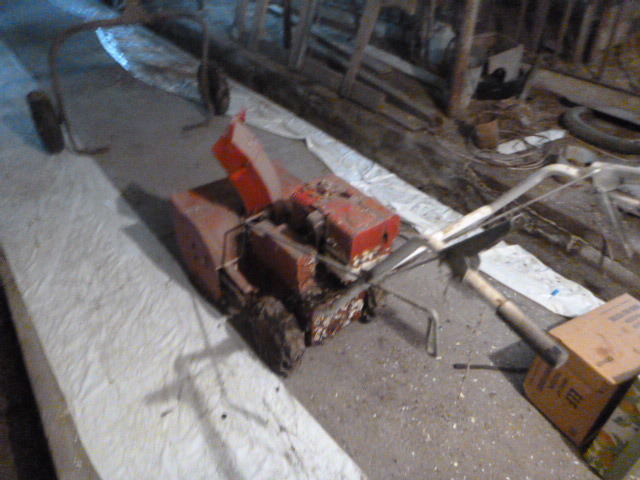 lot 208 image: Old Snowblower
