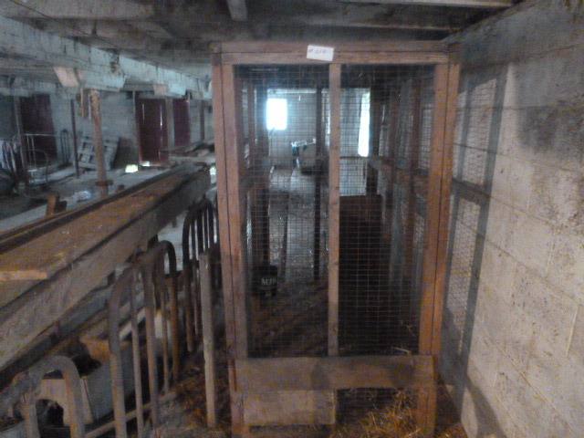 lot 216 image: Cage