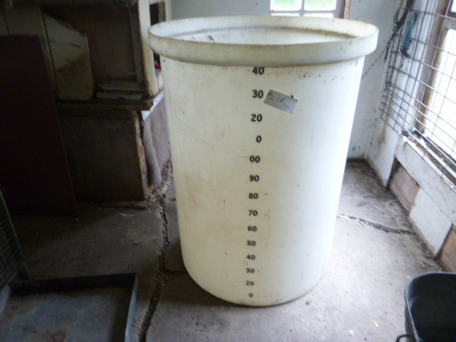lot 218 image: 140 Gallon Tote