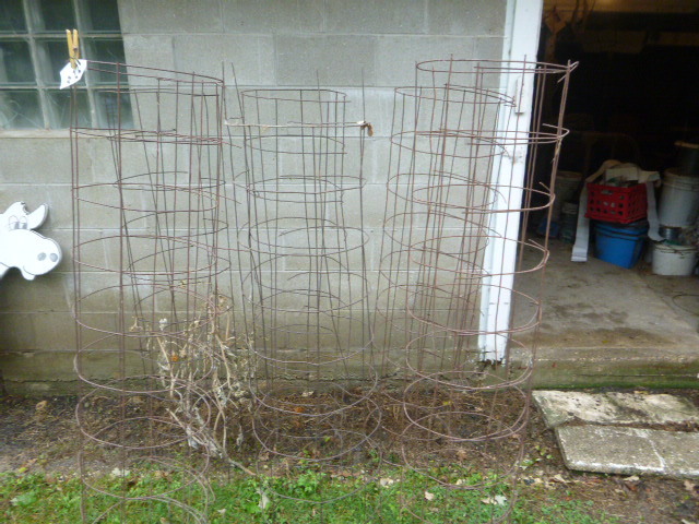 lot 221 image: 6 Tomato Cages