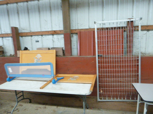 lot 251 image: Vintage Toddlers Bed