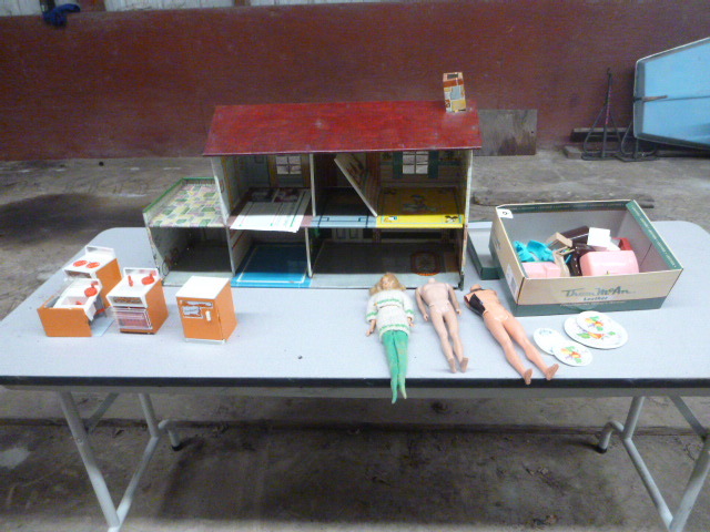 lot 268 image: Metal Doll House