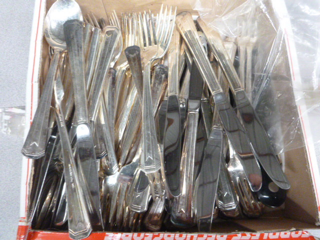 lot 286 image: Box of Silverware