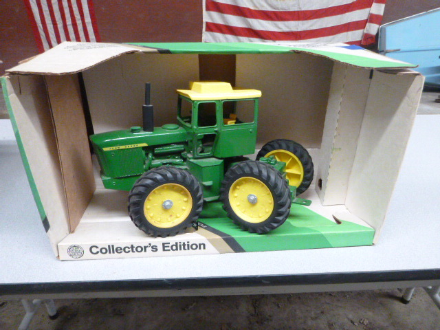 lot 292 image: Ertl John Deere Die-Cast 4-Wheel Drive Tractor