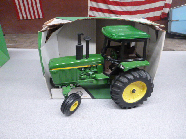 lot 294 image: Ertl John Deere 4255 Row Crop Die-Cast Tractor