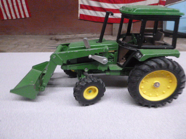 lot 299 image: John Deere 2755 Die-Cast Tractor