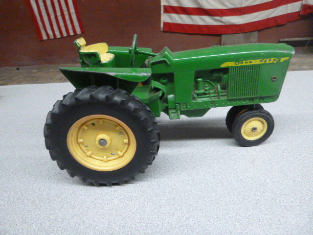 lot 300 image: John Deere Die-Cast Tractor