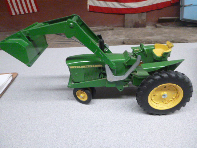 lot 301 image: John Deere Die-Cast TractorLoader