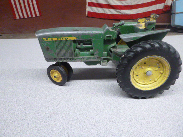lot 302 image: John Deere Die-Cast Tractor