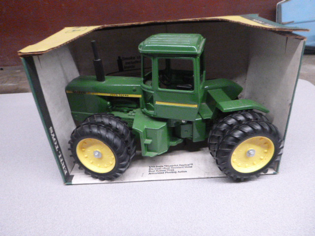 lot 316 image: Ertl John Deere 4-Wheel Drive Die-Cast Tractor