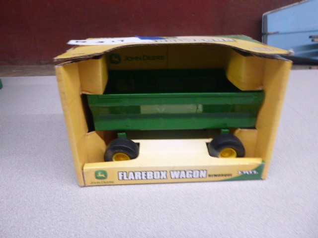 lot 317 image: Ertl John Deere Die-Case Flarebox Wagon