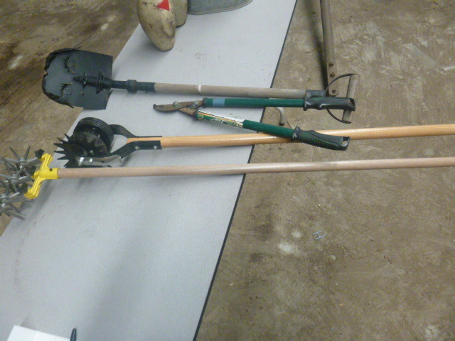 lot 335 image: Gardening Tools