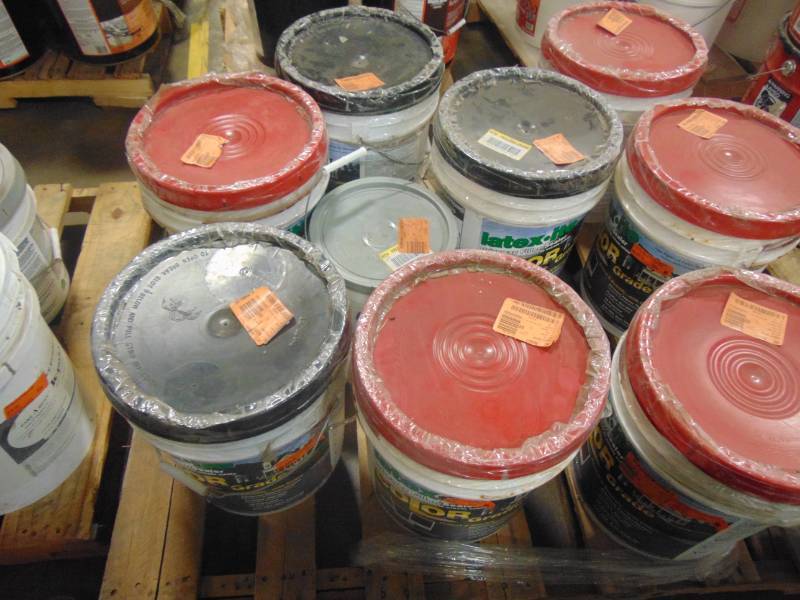 lot 536 image: Entire Pallet - Latex-ite 4.75 Gal. Color Grade Blacktop Driveway FillerSealer in Dover Grey 11320
