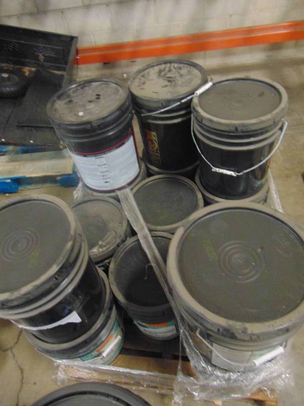 lot 537 image: Entire Pallet - Roof Coating & Roof Cement