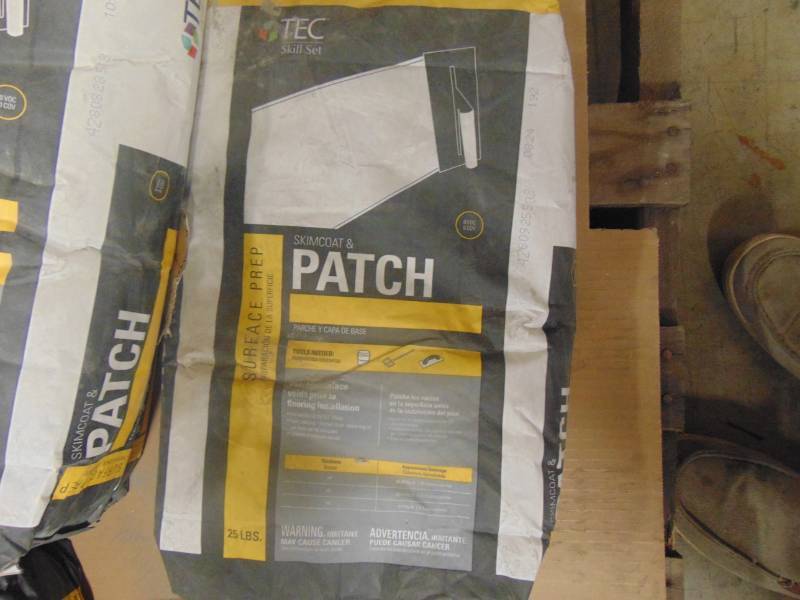 lot 538 image: Entire Pallet - TEC Skill Set Porcelain 50-lb White Powder Thinset Mortar 7060123125