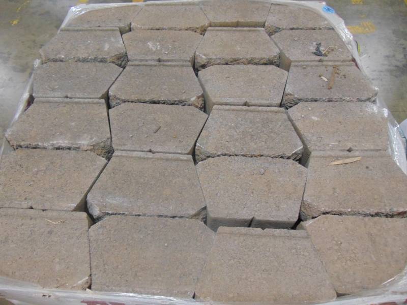 lot 542 image: Pavestone 4 in. x 11.75 in. x 6.75 in. Fieldstone Concrete Retaining Wall Block (144 Pcs.  46.5 Face ft.  Pallet) 81185