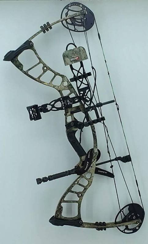 lot 13 image: Hoyt Powermax LEFT HAND Bow