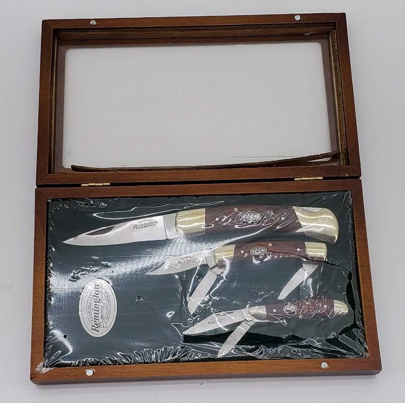 lot 20 image: Remington Knife Set